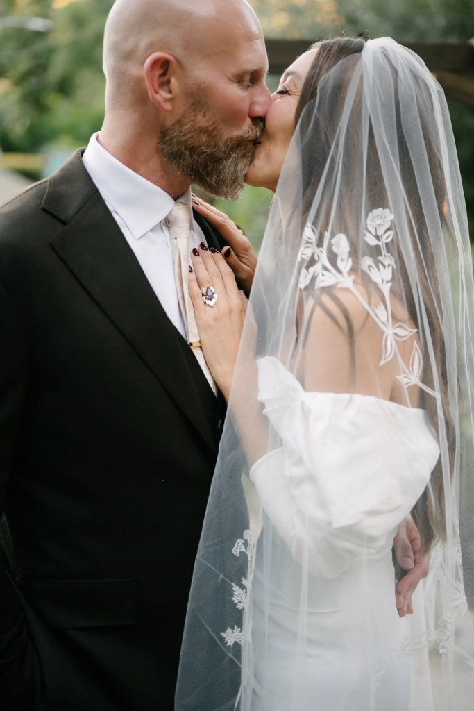 Lachen und Freudentränen: Gigi und Bella Hadid auf der Hochzeit ihrer älteren Schwester