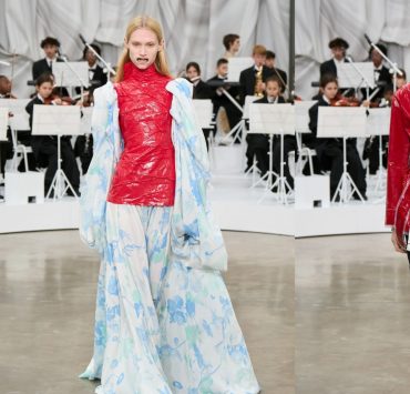 Kinder mit Musikinstrumenten und ikonische Motive: Maison Margielas neue Kollektion im Rampenlicht