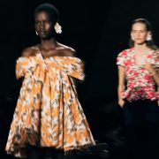 Hand in Hand mit ihrem Liebsten: Lana Del Rey bei der Valentino-Show in Paris