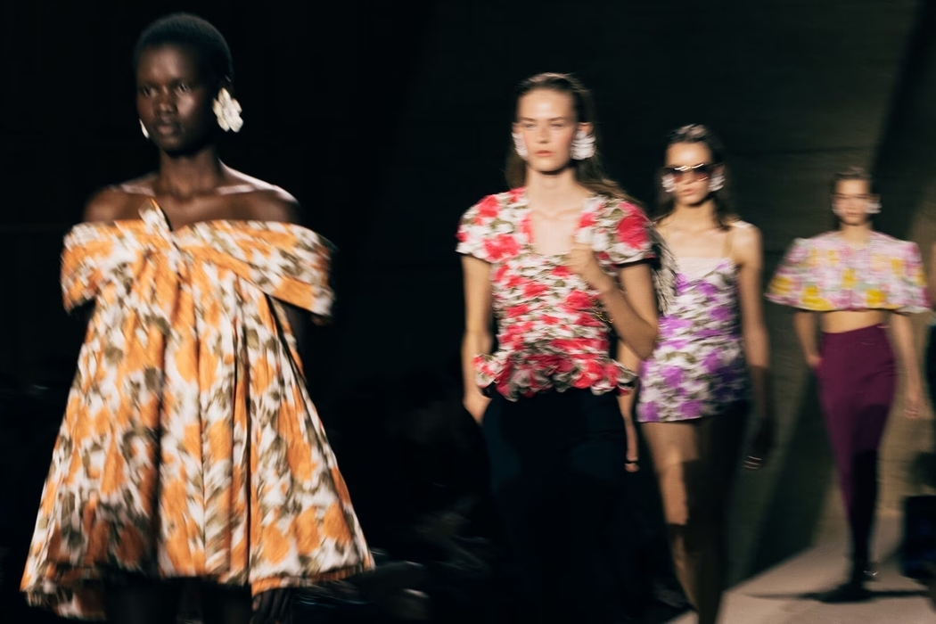 Blumenprints und Taschen mit Kettenriemen in der Chloé-Kollektion SS’26