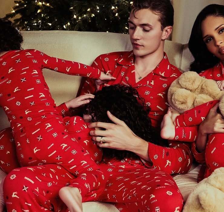 Im Tradwife-Stil: Model und Vierfachmutter Nara Smith in der neuen Skims-Kampagne