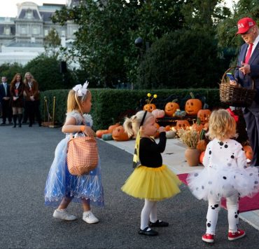 Donald und Melania Trump veranstalten Halloween-Feier im Weißen Haus