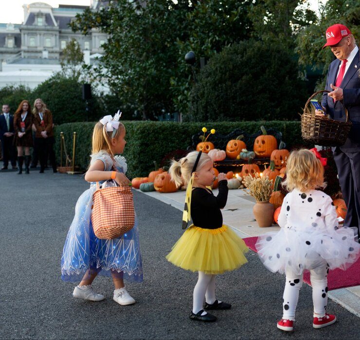 Donald und Melania Trump veranstalten Halloween-Feier im Weißen Haus