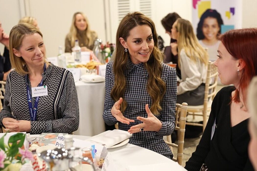 Im karierten Kleid: Kate Middleton besuchte die Kinderhilfsorganisation Anna Freud