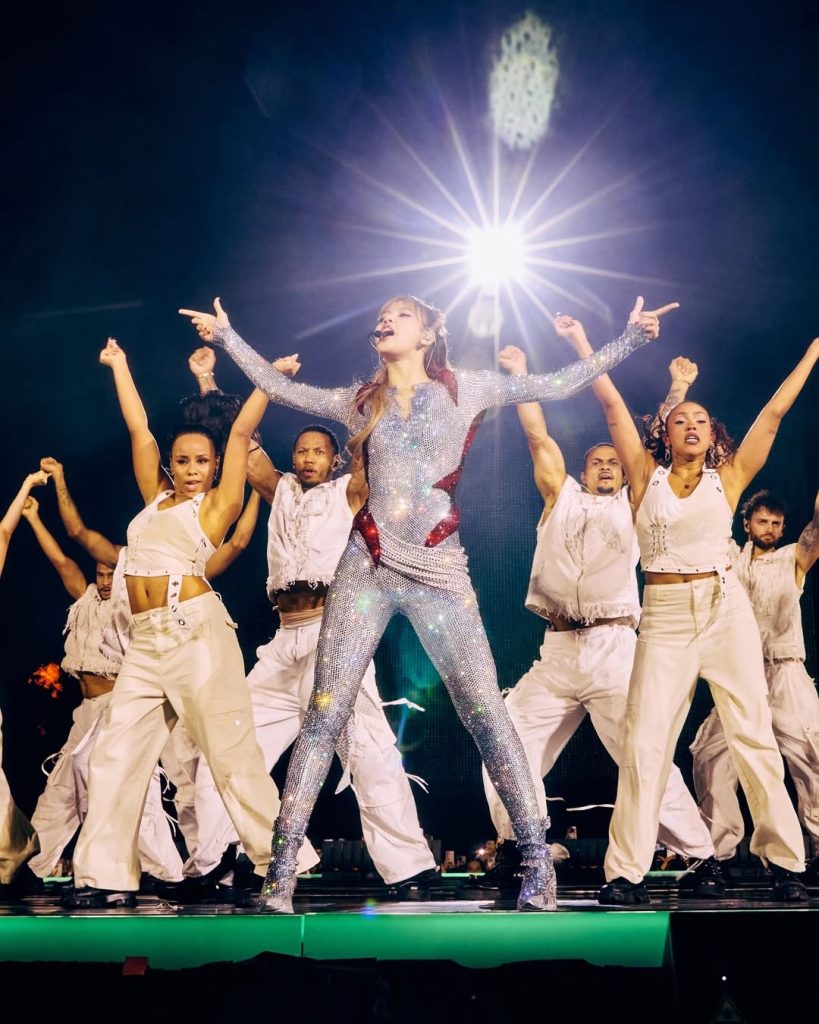 Eine halbe Million Swarovski-Kristalle: Lisa von Blackpink begeistert mit neuen atemberaubenden Bühnenoutfits