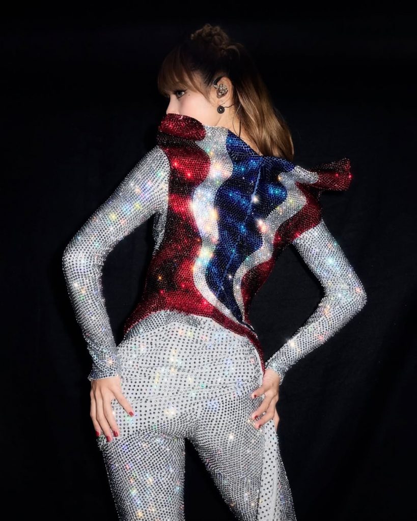 Eine halbe Million Swarovski-Kristalle: Lisa von Blackpink begeistert mit neuen atemberaubenden Bühnenoutfits