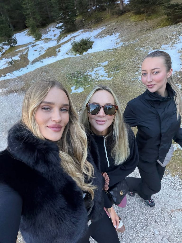 Rosie Huntington-Whiteley genießt einen Winterurlaub in den österreichischen Alpen
