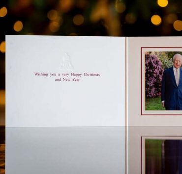 König Charles III. und Königin Camilla präsentieren ihre Weihnachtskarte