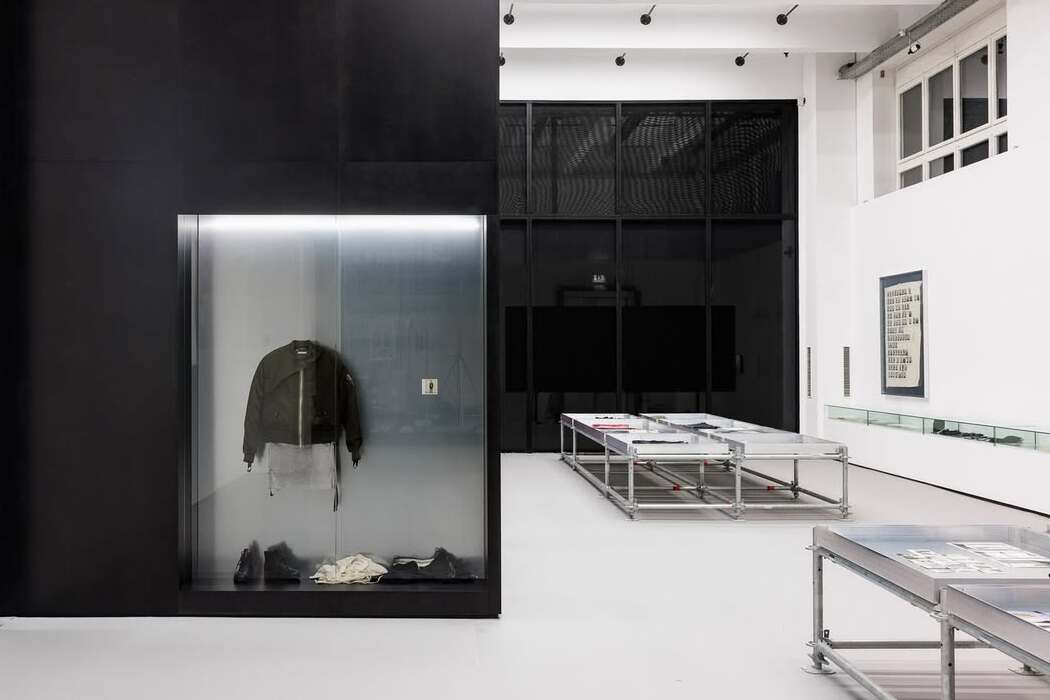 In Wien wurde eine Ausstellung zum Vermächtnis von Helmut Lang eröffnet