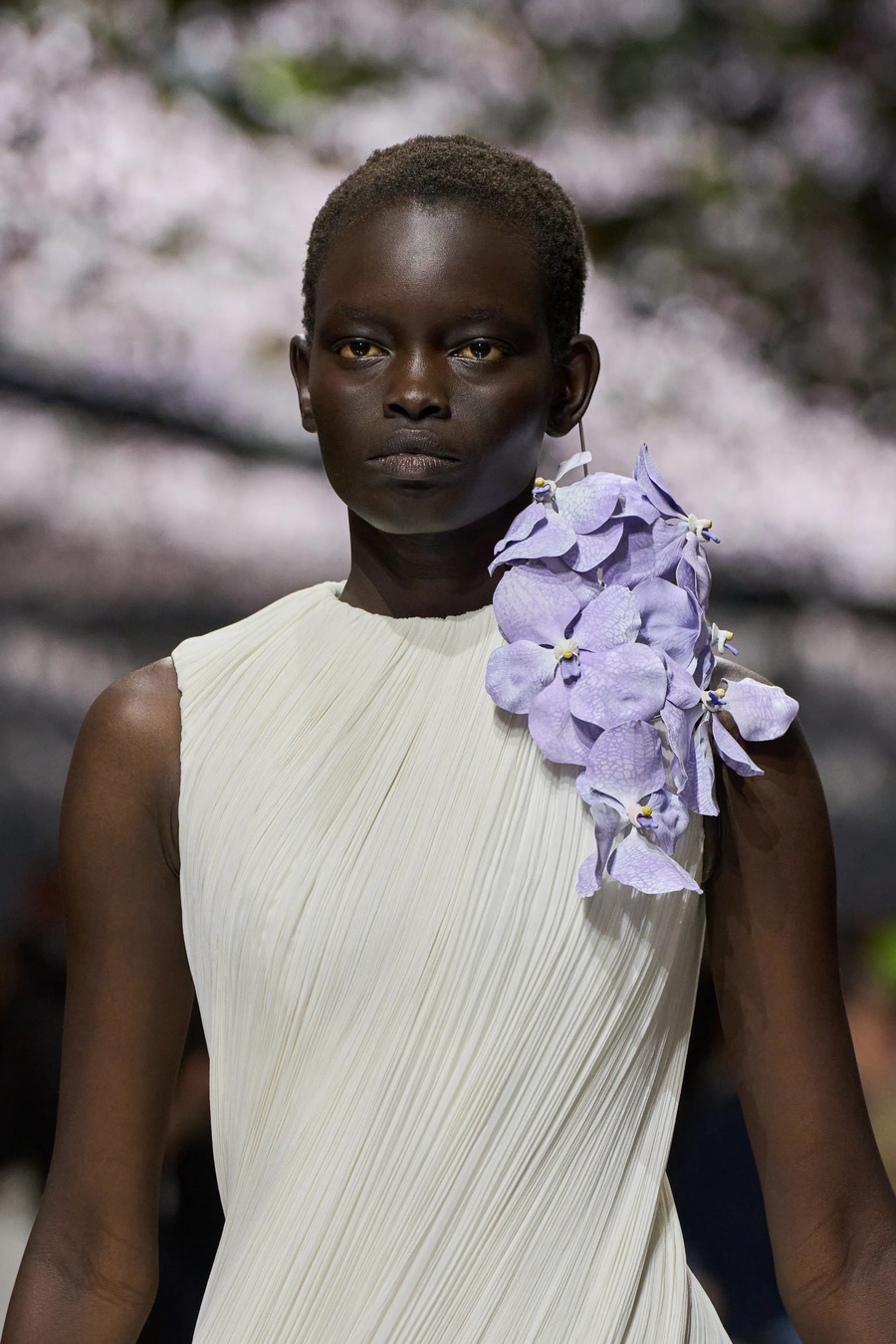 Blumen und Strukturen aus Wolle: die zentralen Looks der Couture-Kollektion von Dior