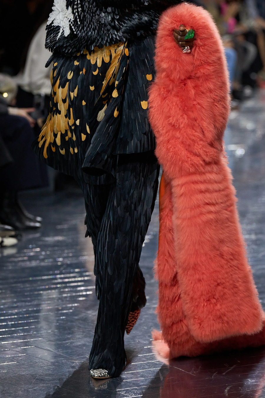 Blumen und Strukturen aus Wolle: die zentralen Looks der Couture-Kollektion von Dior