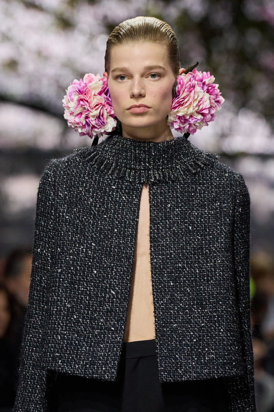 Blumen und Strukturen aus Wolle: die zentralen Looks der Couture-Kollektion von Dior