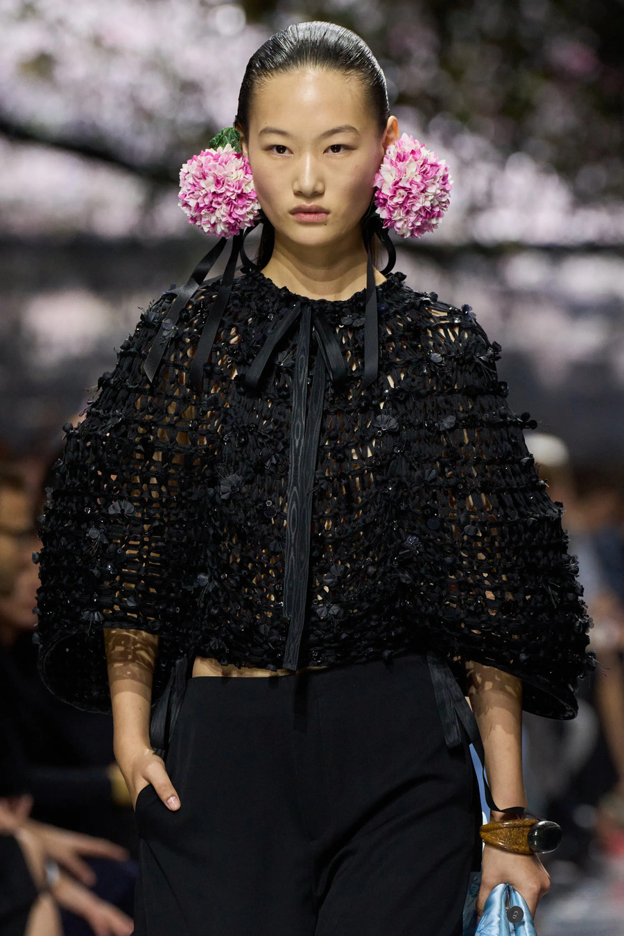 Blumen und Strukturen aus Wolle: die zentralen Looks der Couture-Kollektion von Dior