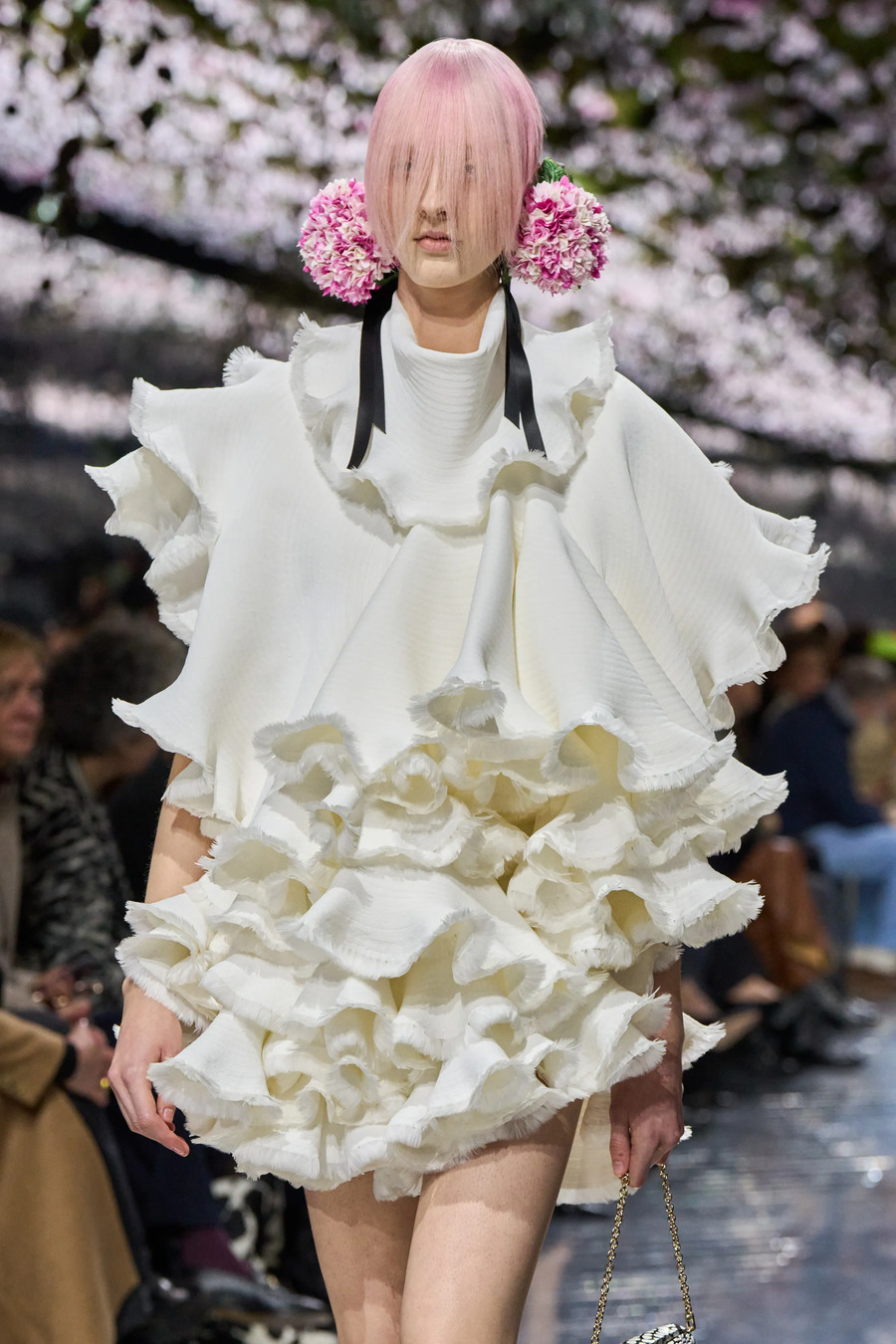 Blumen und Strukturen aus Wolle: die zentralen Looks der Couture-Kollektion von Dior
