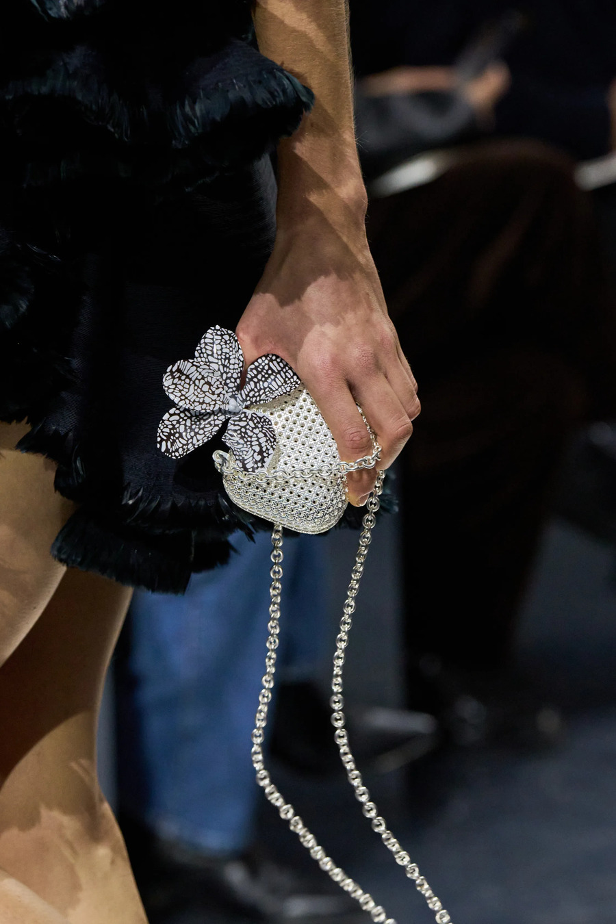 Blumen und Strukturen aus Wolle: die zentralen Looks der Couture-Kollektion von Dior