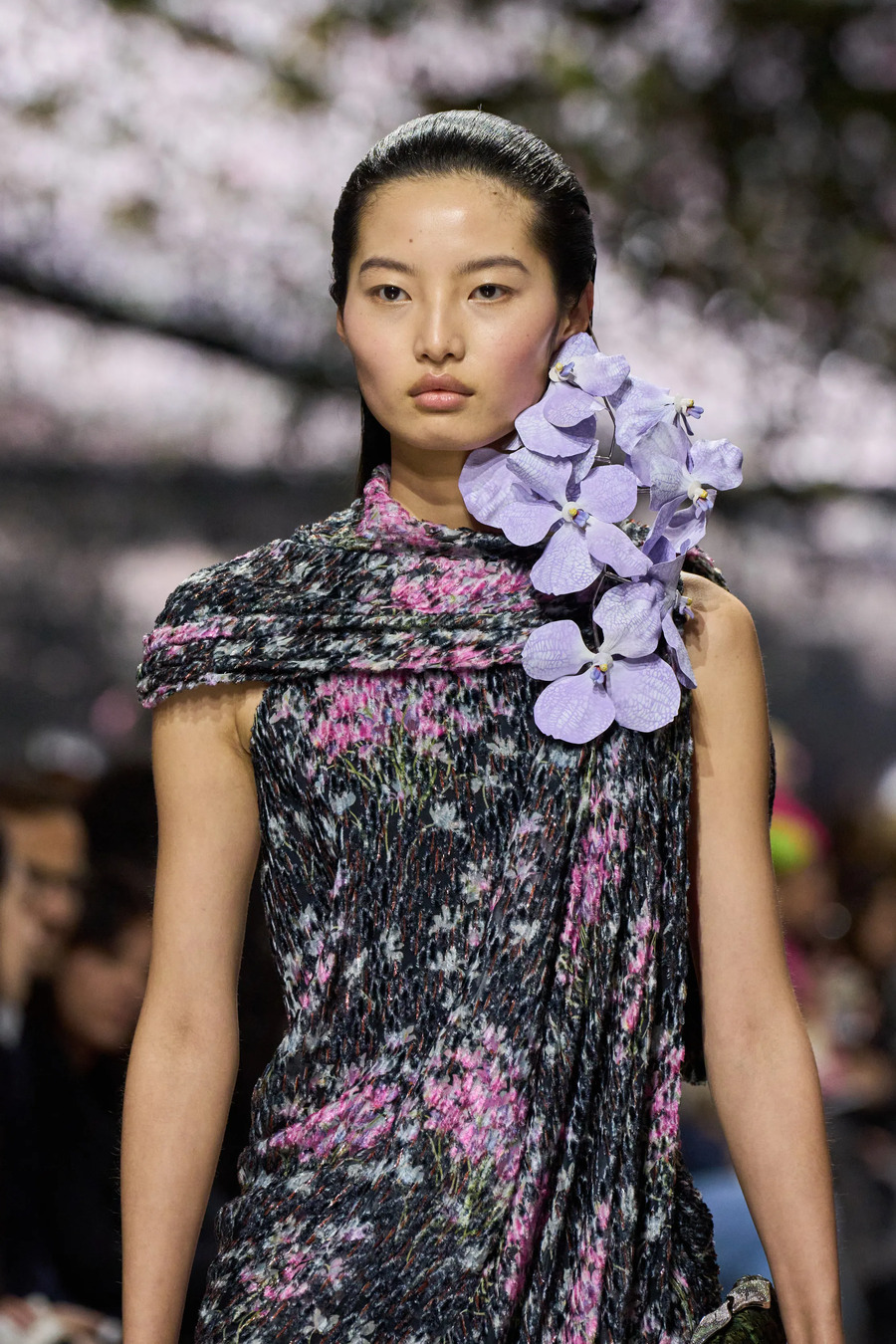 Blumen und Strukturen aus Wolle: die zentralen Looks der Couture-Kollektion von Dior