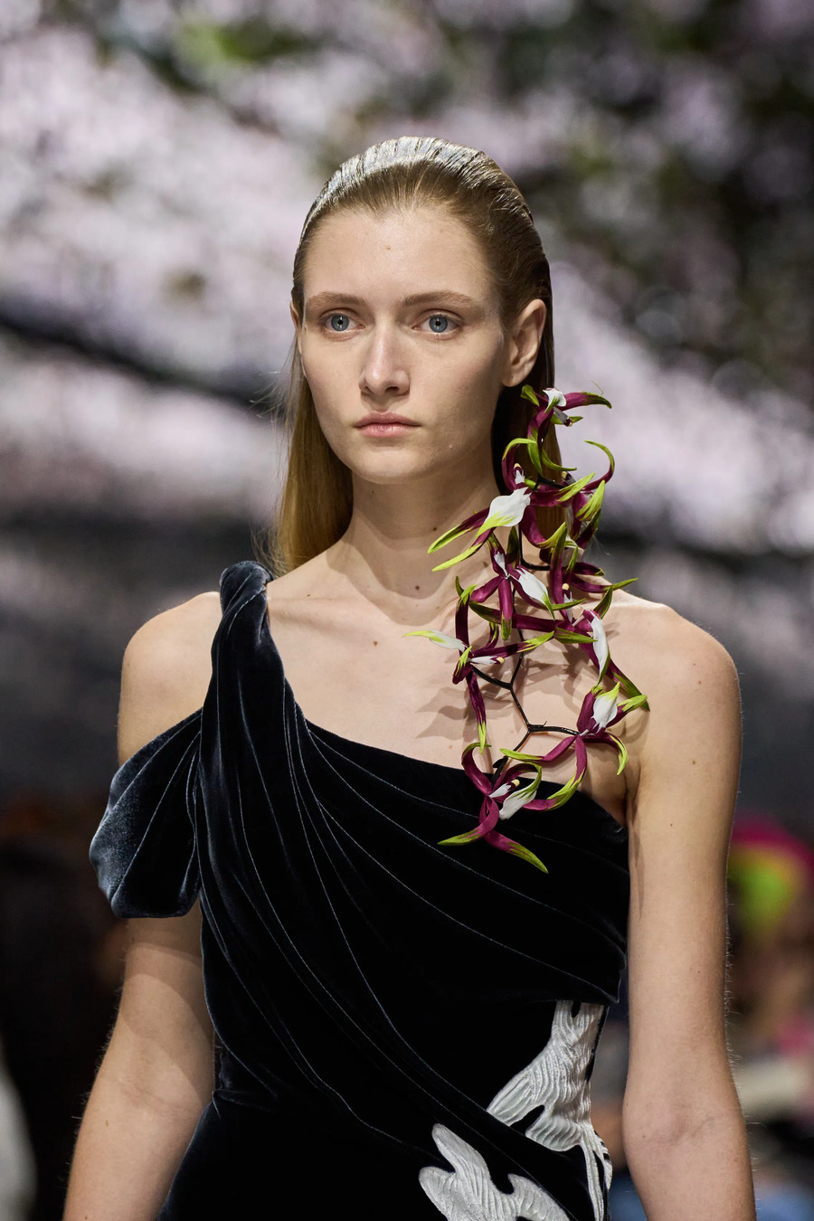 Blumen und Strukturen aus Wolle: die zentralen Looks der Couture-Kollektion von Dior