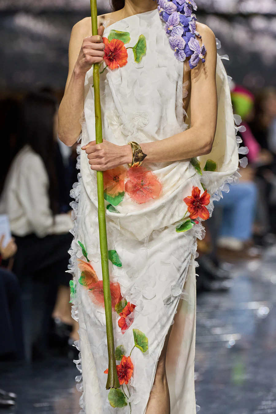 Blumen und Strukturen aus Wolle: die zentralen Looks der Couture-Kollektion von Dior