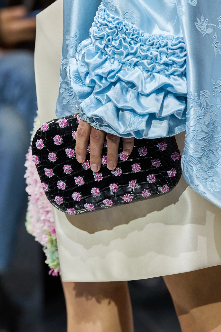 Blumen und Strukturen aus Wolle: die zentralen Looks der Couture-Kollektion von Dior