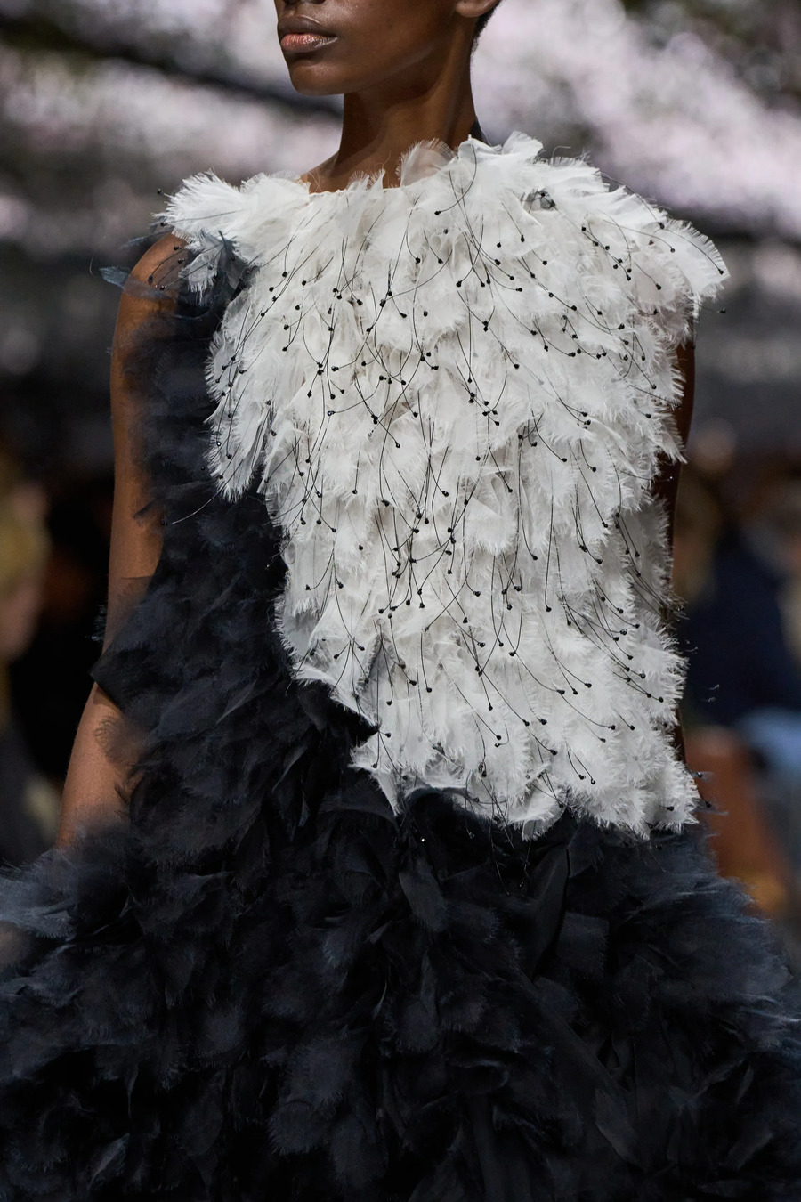 Blumen und Strukturen aus Wolle: die zentralen Looks der Couture-Kollektion von Dior