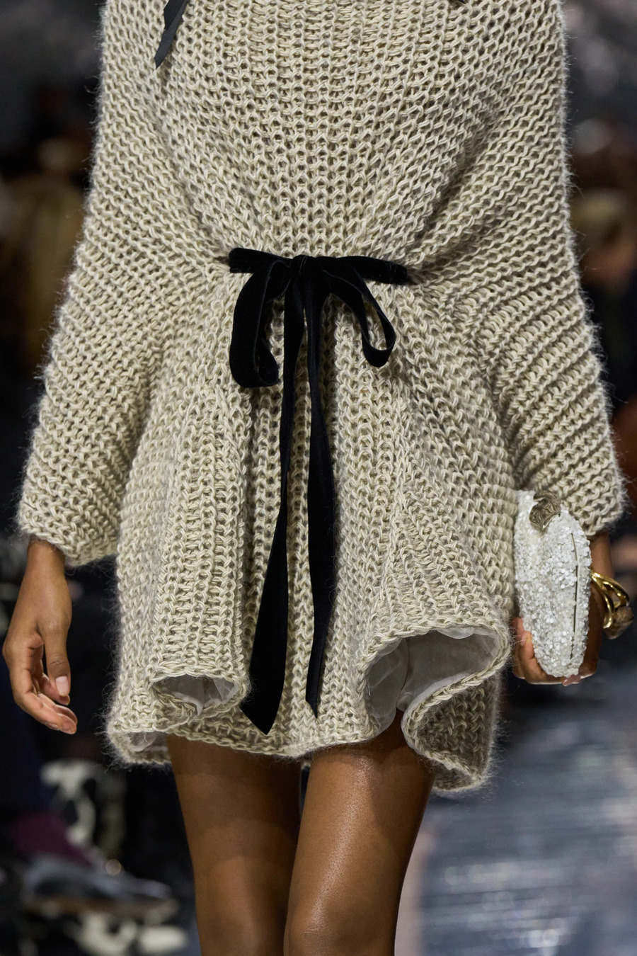 Blumen und Strukturen aus Wolle: die zentralen Looks der Couture-Kollektion von Dior