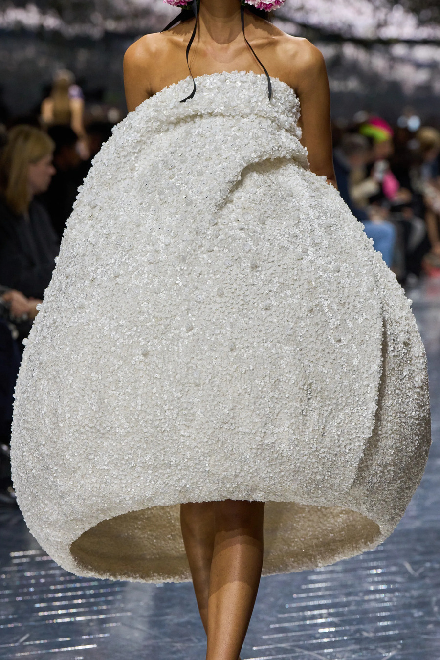 Blumen und Strukturen aus Wolle: die zentralen Looks der Couture-Kollektion von Dior