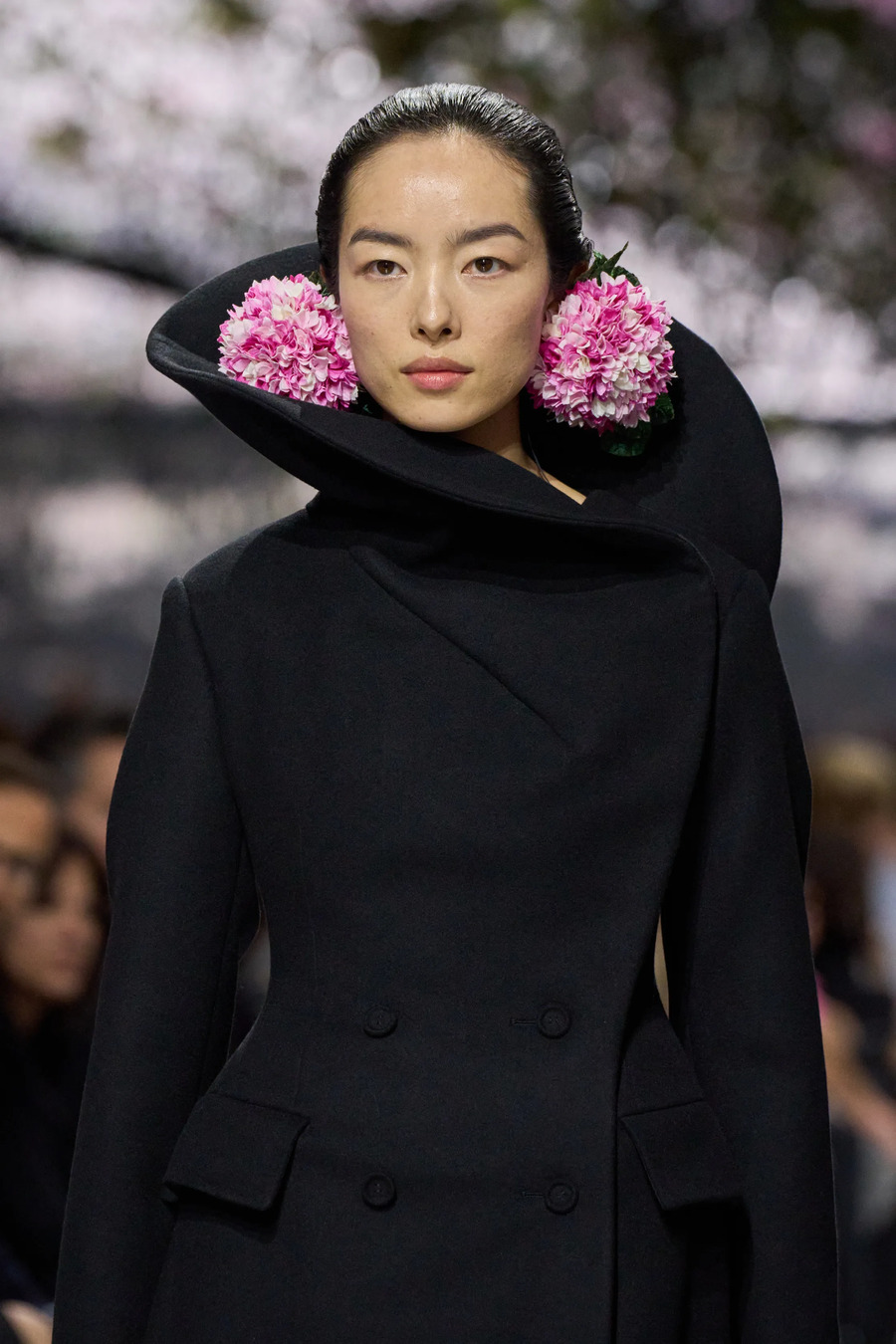 Blumen und Strukturen aus Wolle: die zentralen Looks der Couture-Kollektion von Dior