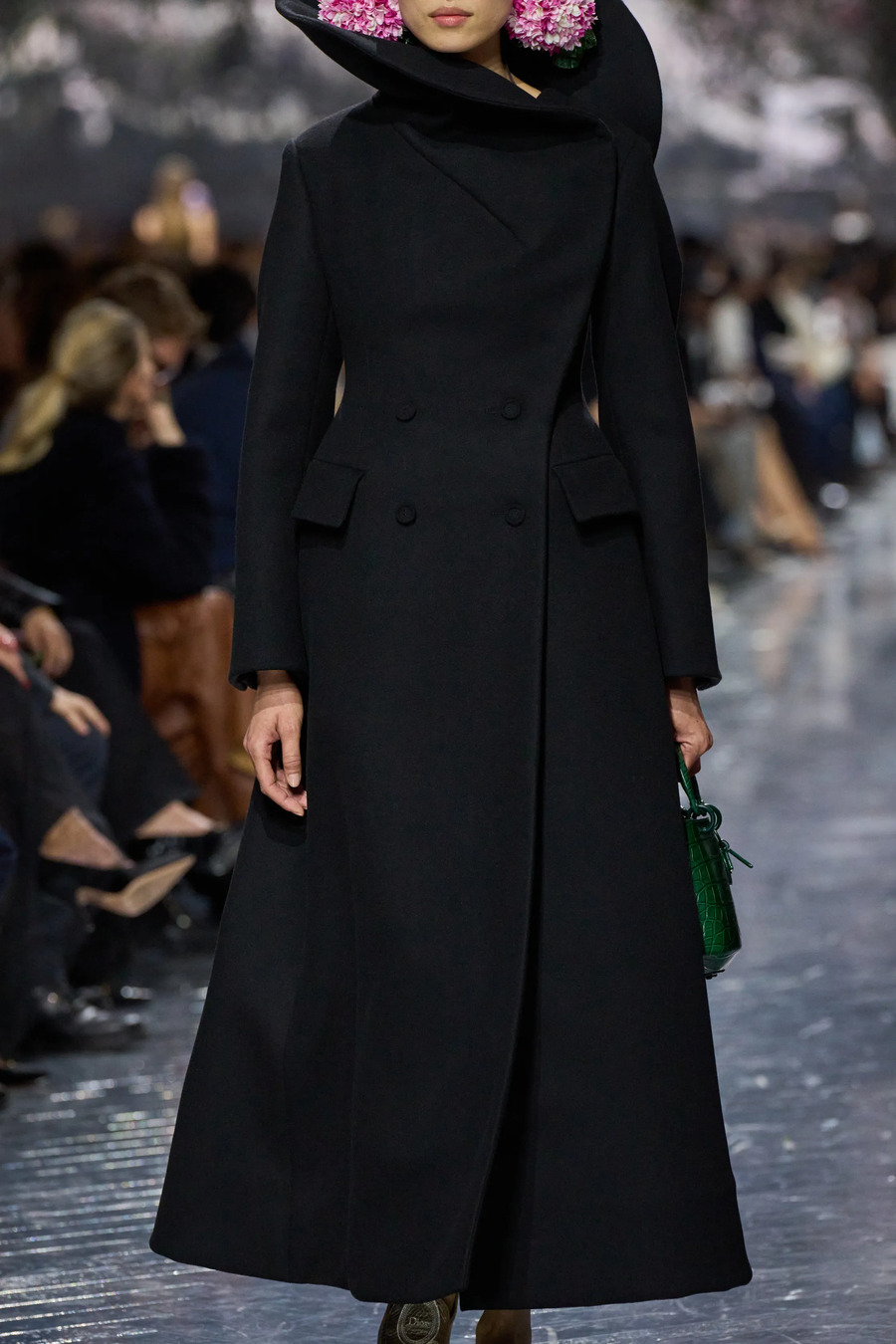 Blumen und Strukturen aus Wolle: die zentralen Looks der Couture-Kollektion von Dior