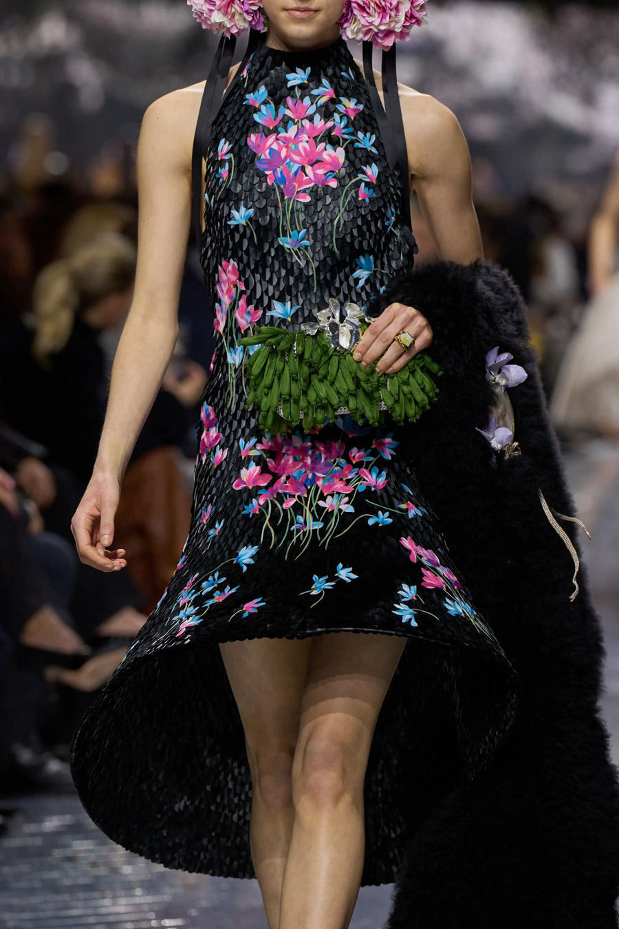 Blumen und Strukturen aus Wolle: die zentralen Looks der Couture-Kollektion von Dior