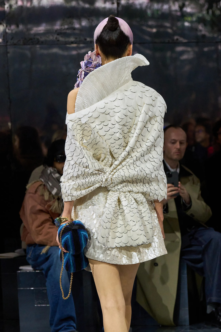 Blumen und Strukturen aus Wolle: die zentralen Looks der Couture-Kollektion von Dior