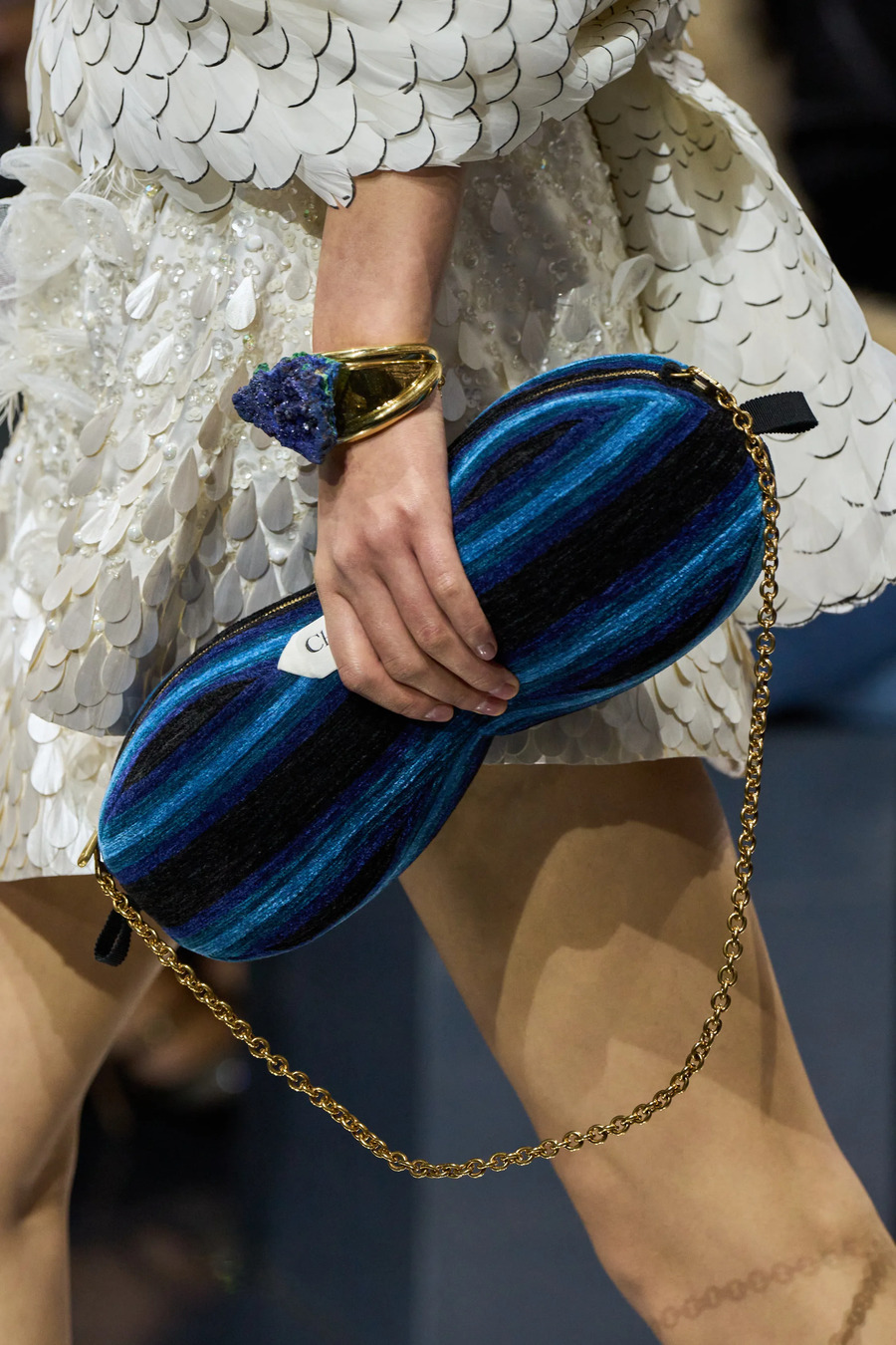 Blumen und Strukturen aus Wolle: die zentralen Looks der Couture-Kollektion von Dior