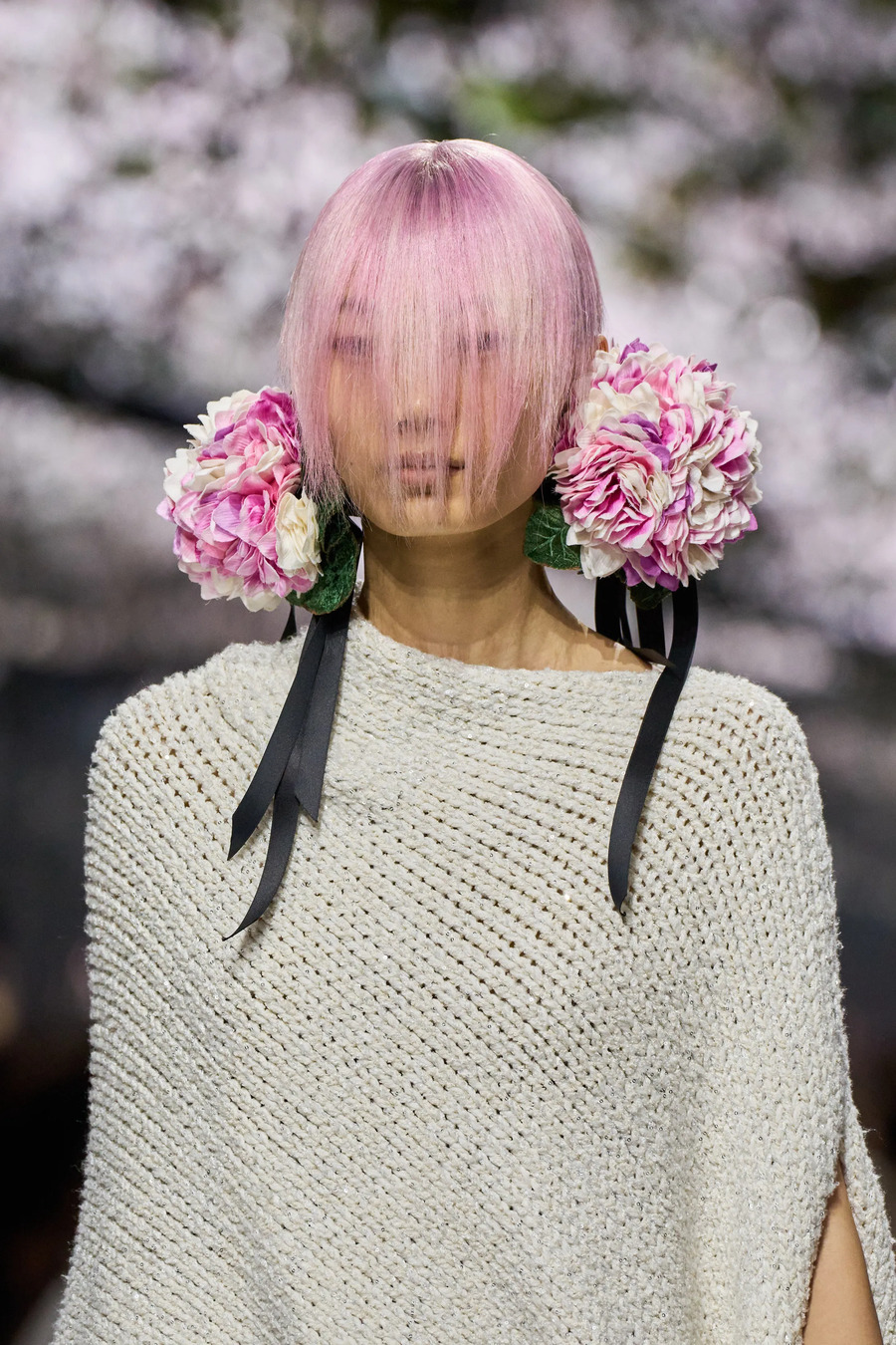 Blumen und Strukturen aus Wolle: die zentralen Looks der Couture-Kollektion von Dior