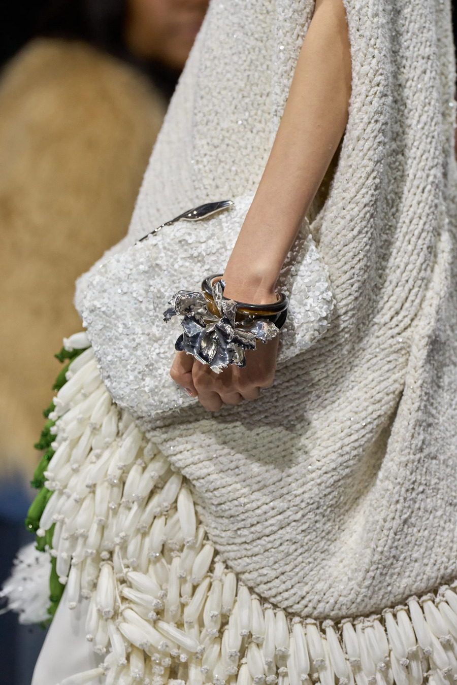 Blumen und Strukturen aus Wolle: die zentralen Looks der Couture-Kollektion von Dior