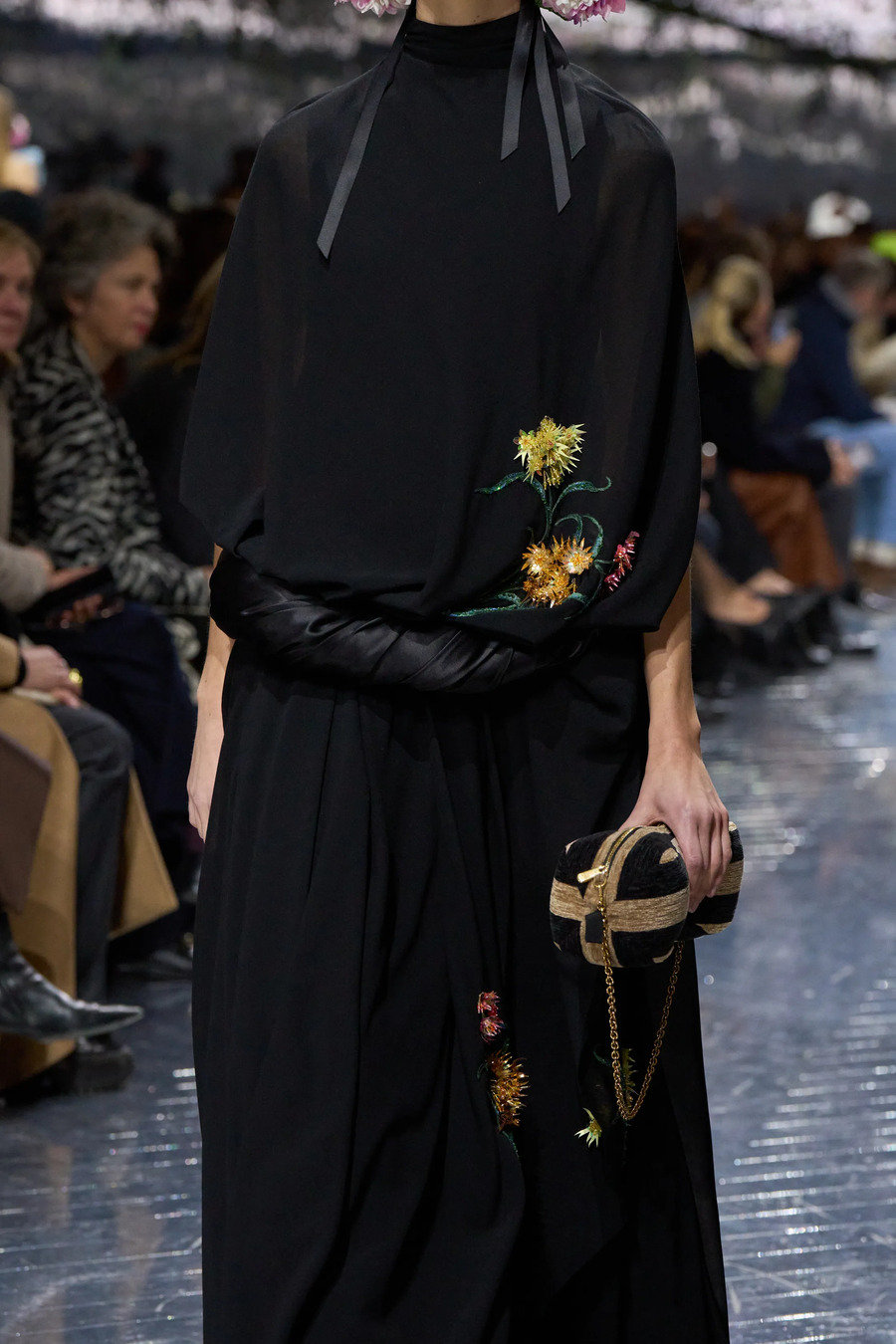 Blumen und Strukturen aus Wolle: die zentralen Looks der Couture-Kollektion von Dior