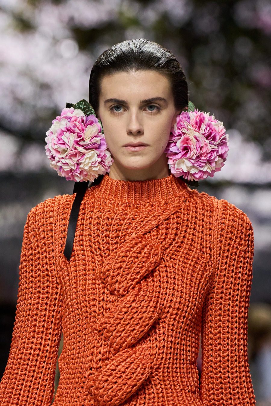 Blumen und Strukturen aus Wolle: die zentralen Looks der Couture-Kollektion von Dior