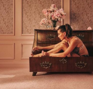 25 years later: Hailey Bieber reimagines Gisele Bündchen’s iconic look