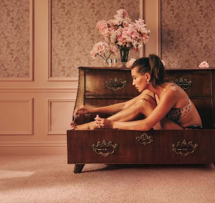 25 years later: Hailey Bieber reimagines Gisele Bündchen’s iconic look