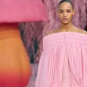 Blumen und Strukturen aus Wolle: die zentralen Looks der Couture-Kollektion von Dior