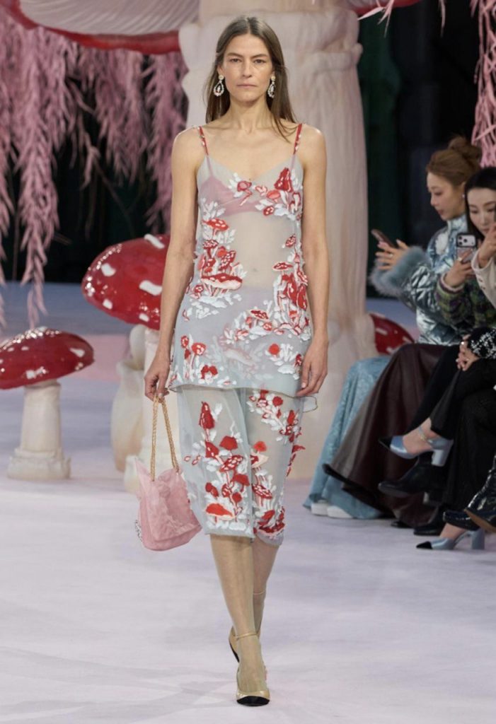 Neue Klassiker und Romantik in der Deb&uuml;tkollektion von Matthieu Blazy f&uuml;r Chanel