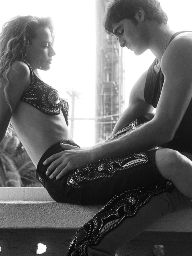 Zur&uuml;ckhaltende Leidenschaft: Margot Robbie und Jacob Elordi auf dem Cover der Vogue