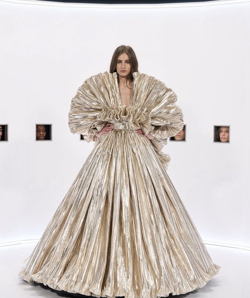 Eklektik in den Looks und Guckfenster f&uuml;r das Publikum: womit die Valentino-Show &uuml;berraschte