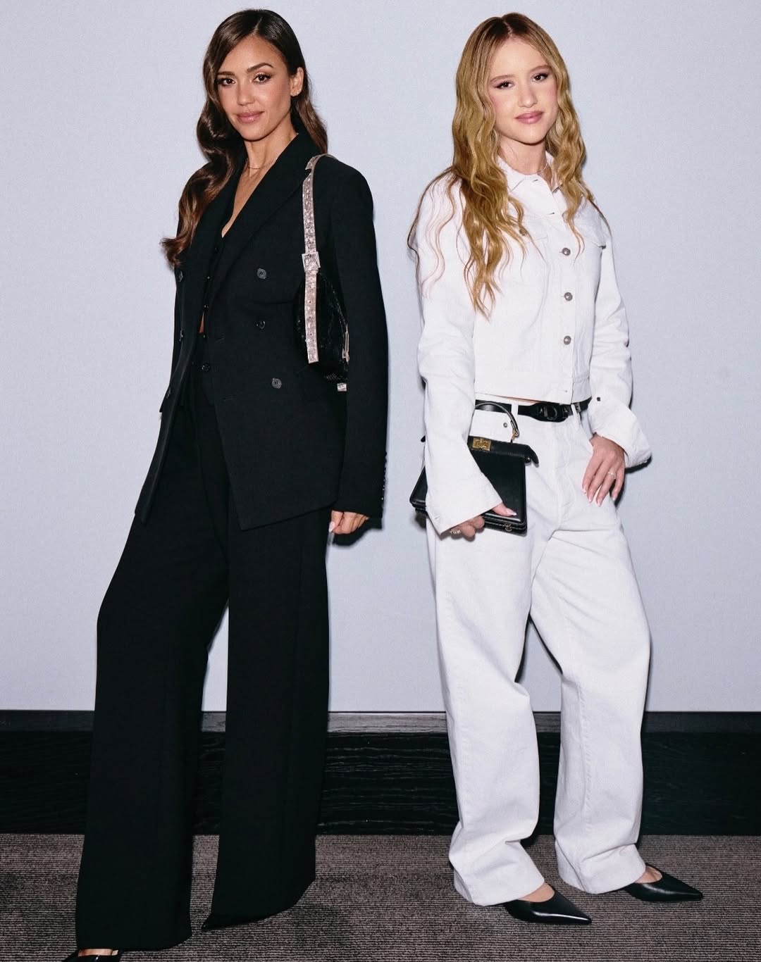 Sehr &auml;hnlich: Jessica Alba mit Tochter auf der Fendi-Show in Mailand