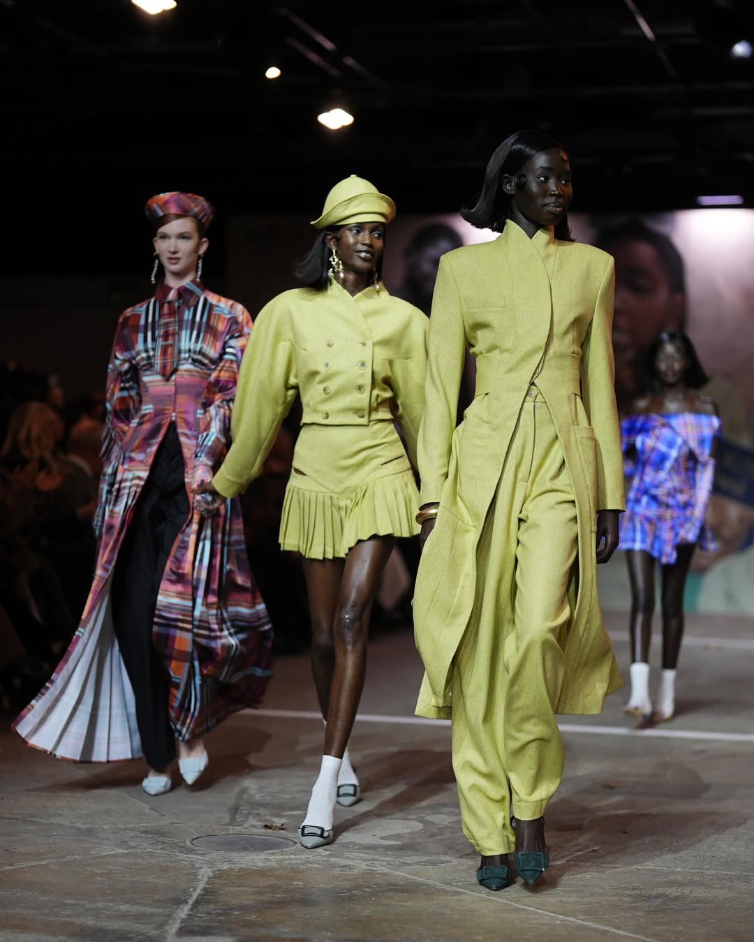 K&ouml;nig Karl III. besucht erstmals eine Modenschau &ndash; vor dem Hintergrund der Verhaftung seines Bruders