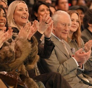 König Karl III. besucht erstmals eine Modenschau – vor dem Hintergrund der Verhaftung seines Bruders