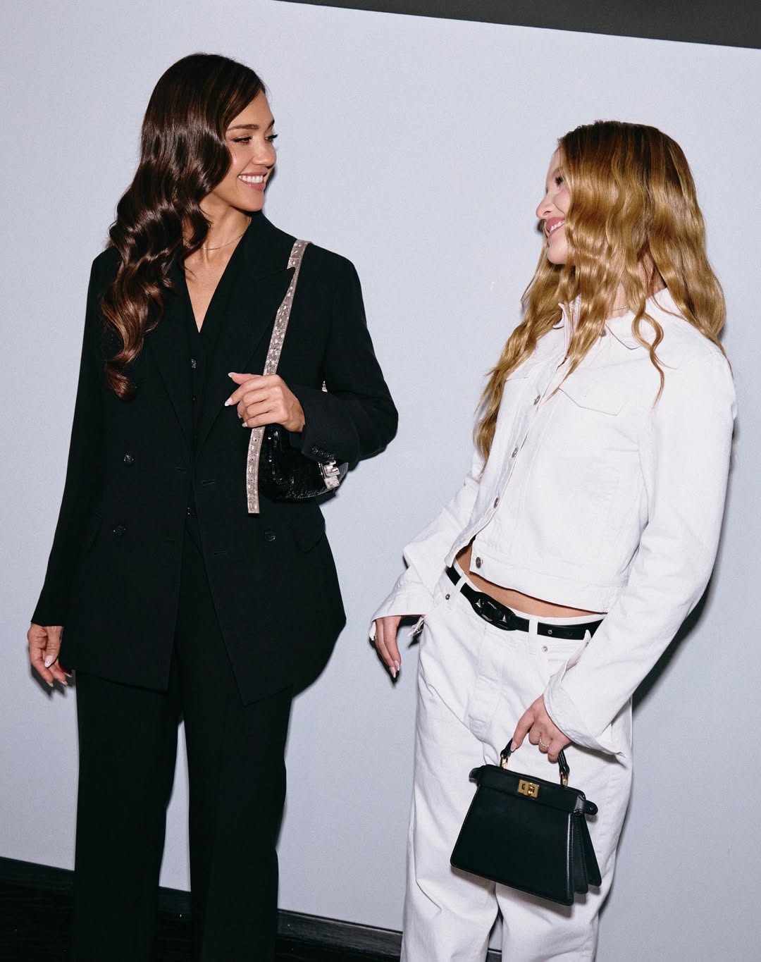 Sehr &auml;hnlich: Jessica Alba mit Tochter auf der Fendi-Show in Mailand