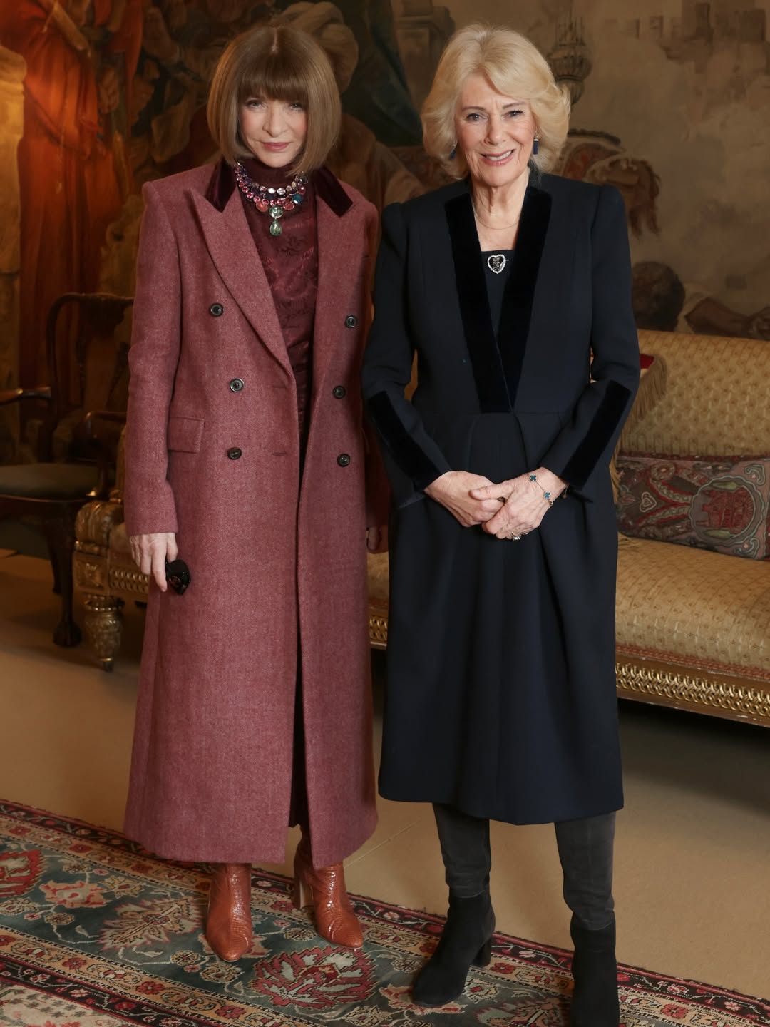 K&ouml;nig Karl III. besucht erstmals eine Modenschau &ndash; vor dem Hintergrund der Verhaftung seines Bruders