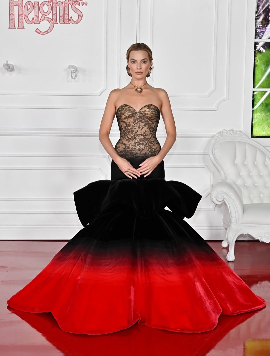 Margot Robbie wegen kultureller Aneignung durch Cartier-Anh&auml;ngerin kritisiert