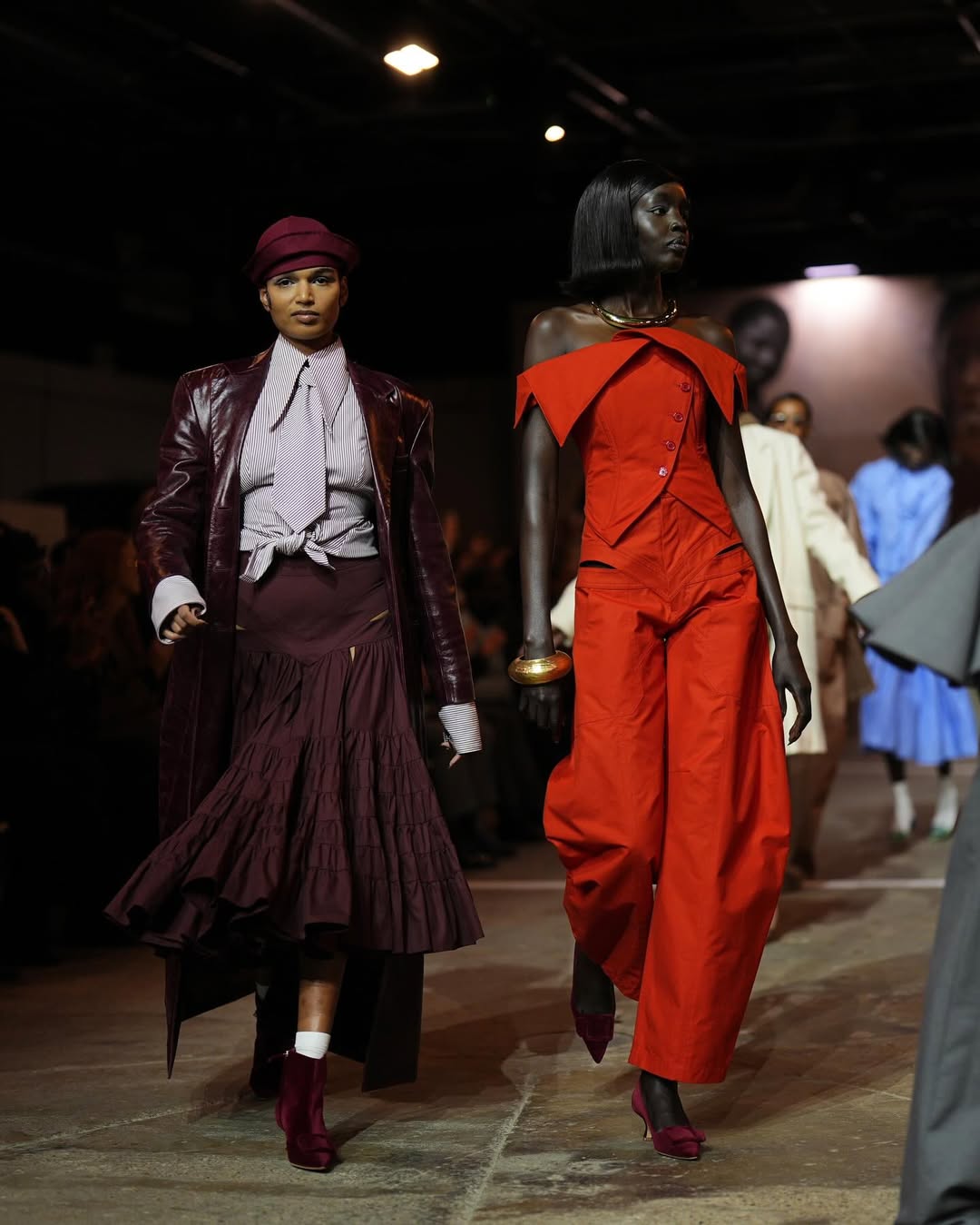 K&ouml;nig Karl III. besucht erstmals eine Modenschau &ndash; vor dem Hintergrund der Verhaftung seines Bruders