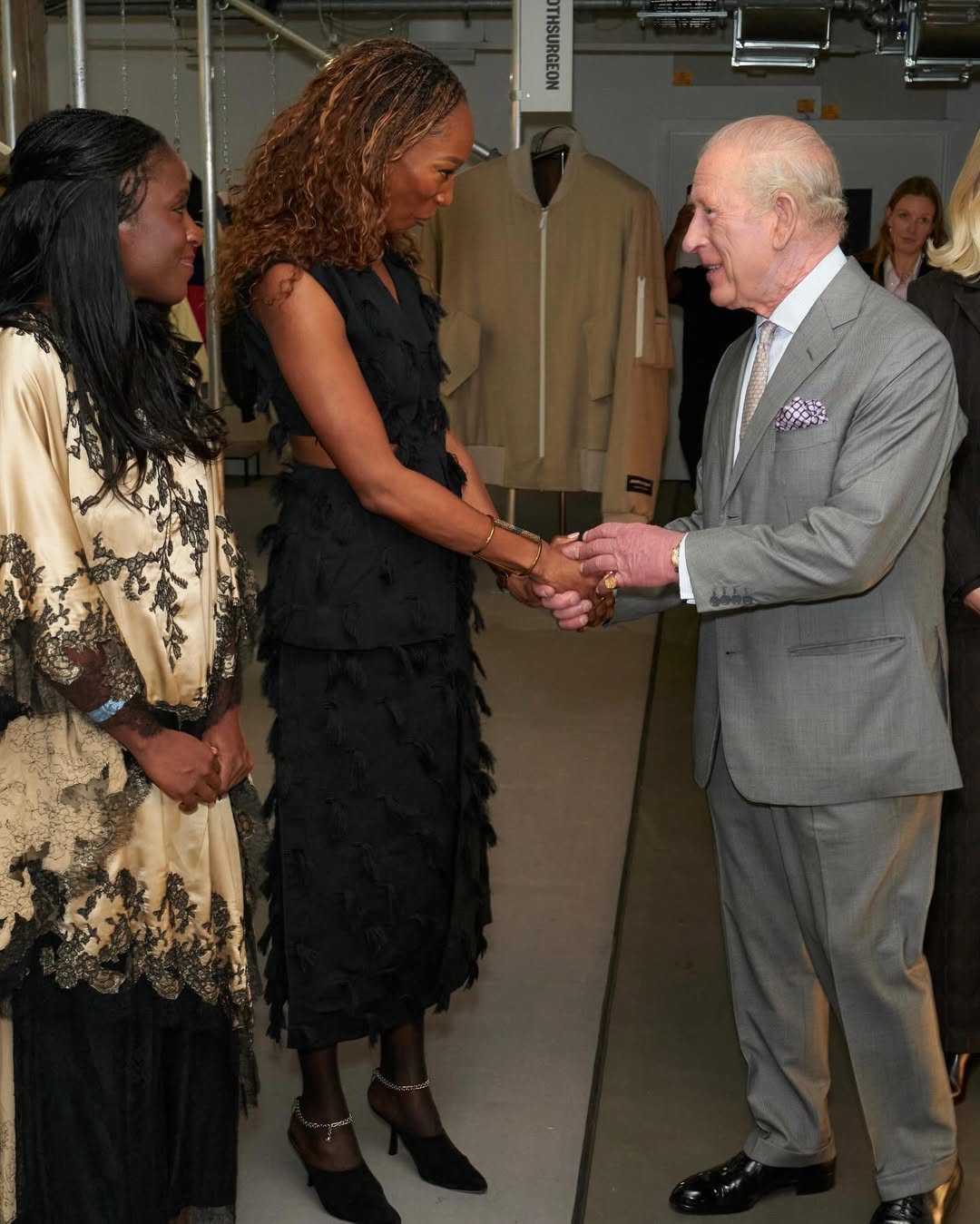 K&ouml;nig Karl III. besucht erstmals eine Modenschau &ndash; vor dem Hintergrund der Verhaftung seines Bruders