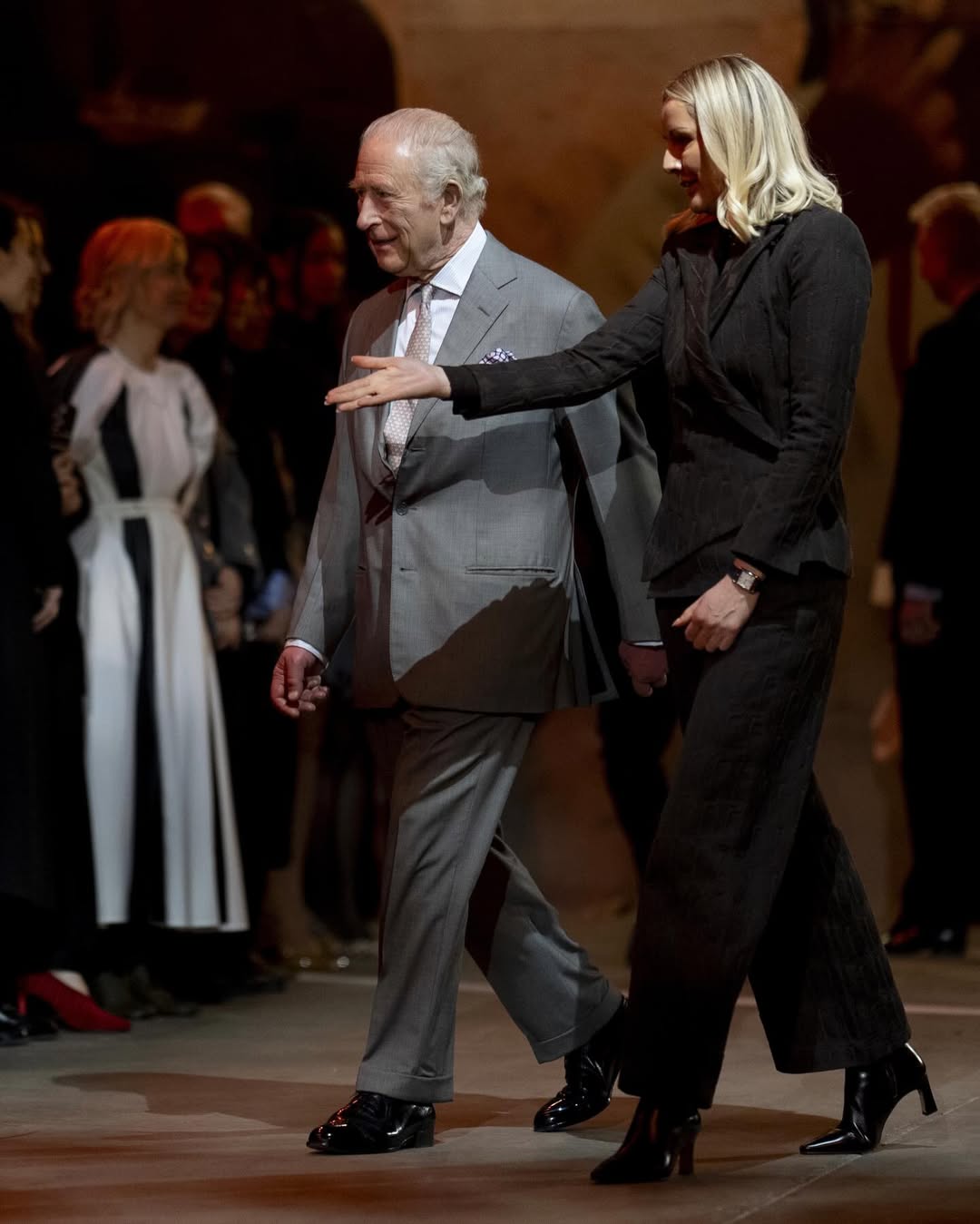 K&ouml;nig Karl III. besucht erstmals eine Modenschau &ndash; vor dem Hintergrund der Verhaftung seines Bruders